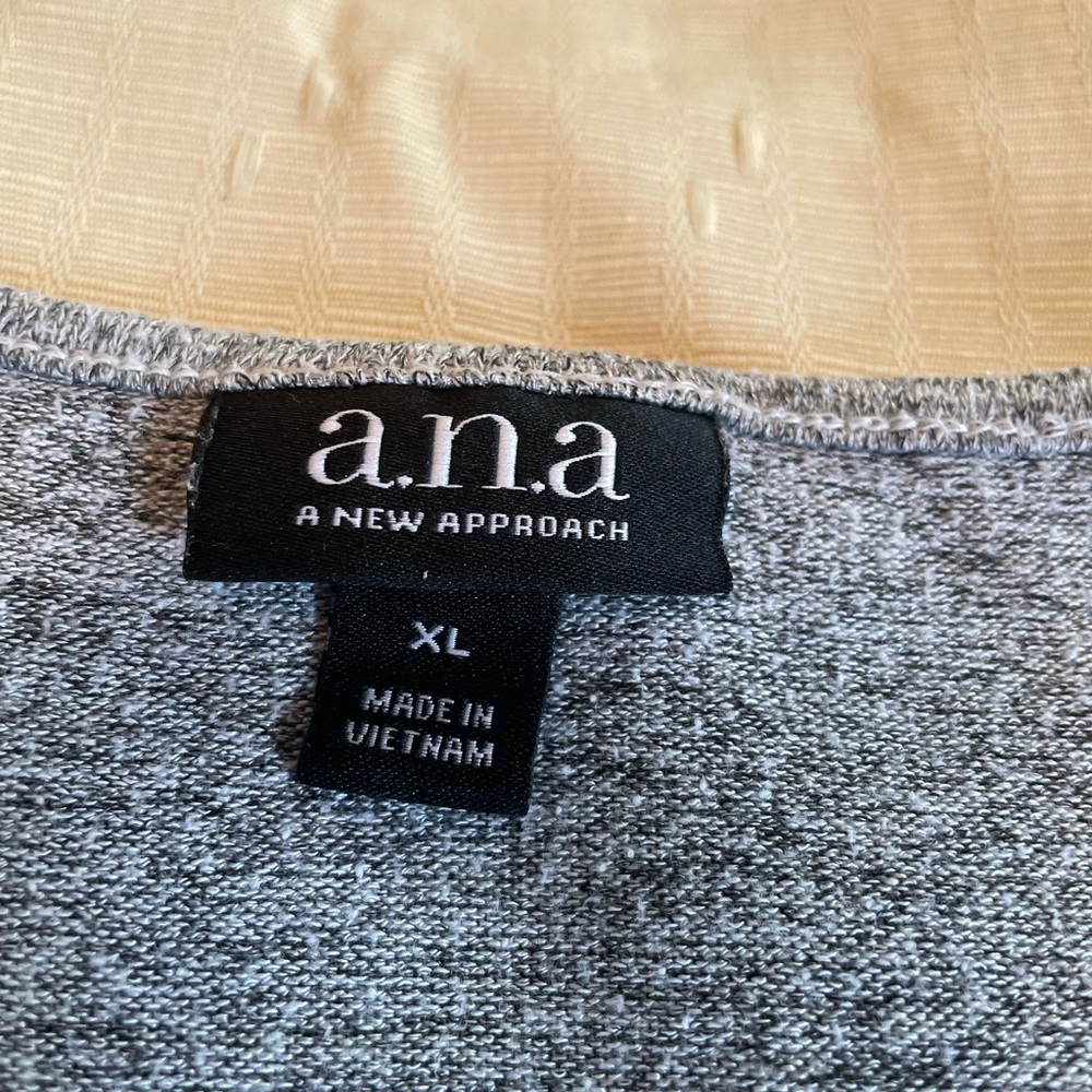 EUC- a.n.a Heather Grey Bell Sleeve Tunic Top Relaxed Fit 3/4 Sleeve Blouse XL - Picture 6 of 7